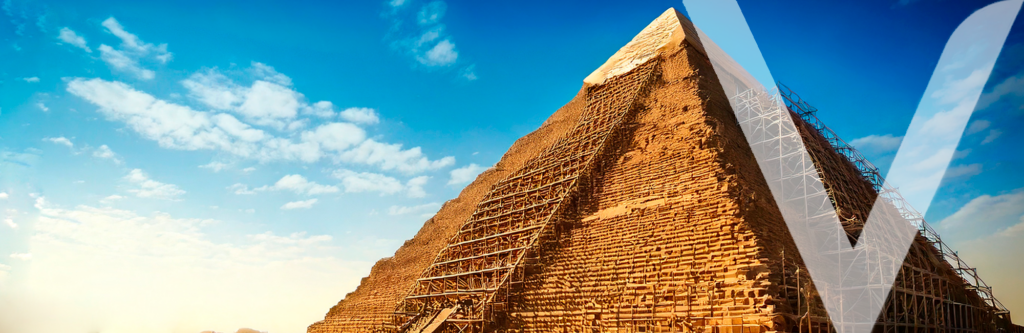 Pirámide antigua en Egipto en proceso de restauración, con estructuras temporales que podrían usar métodos de construcción prefabricada para soporte y estabilización. 